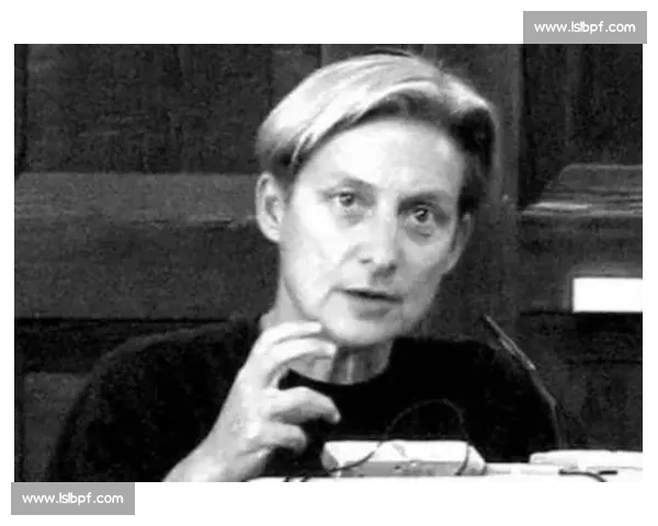 以巴特勒为核心探讨后现代主义视域下主体身份与文化话语的重构